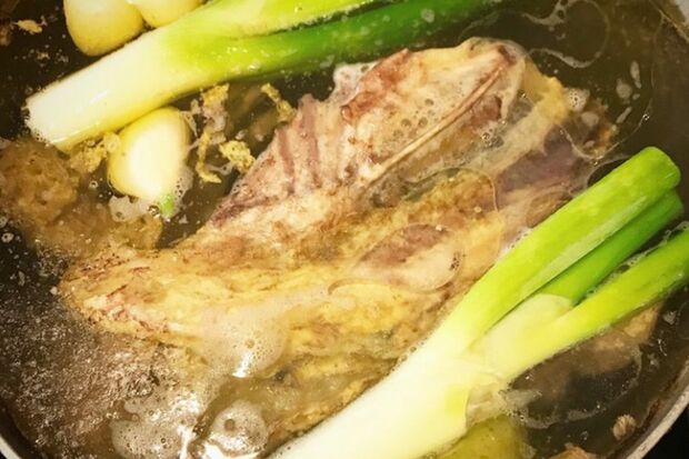 ラーメンの鶏ガラスープを作る際には、魚介や野菜も入れて何時間も煮込むという。この写真には「#6時間」と付け投稿（中村獅童のインスタより）
