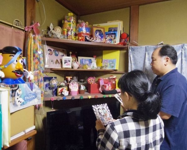  リビングの片隅にはゆかりちゃんとの思い出の写真や小物を飾った棚が設けられている