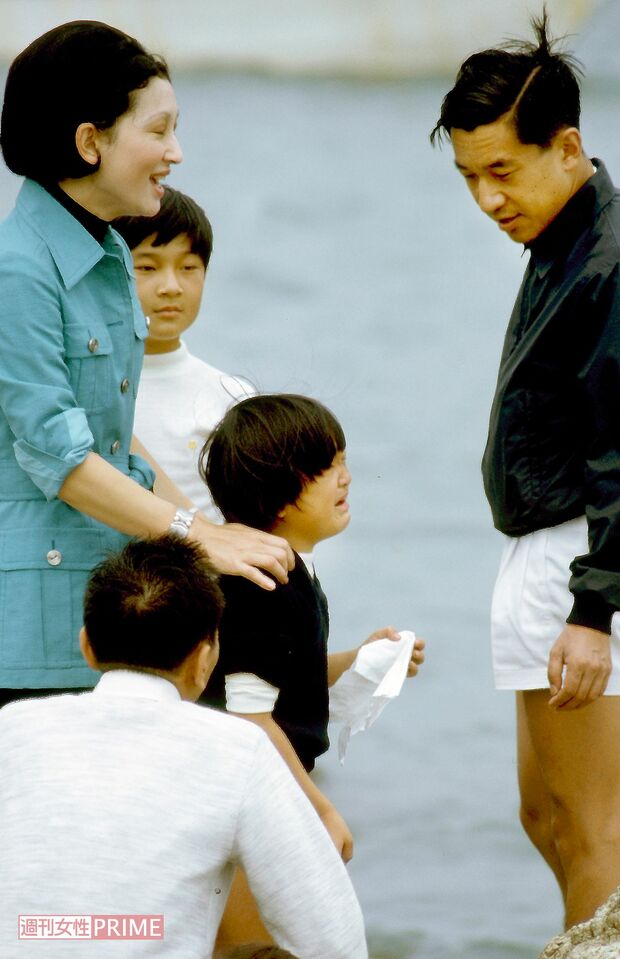 葉山御用邸で静養されていた両陛下と幼いころの皇太子さまと秋篠宮さま（’71年9月）