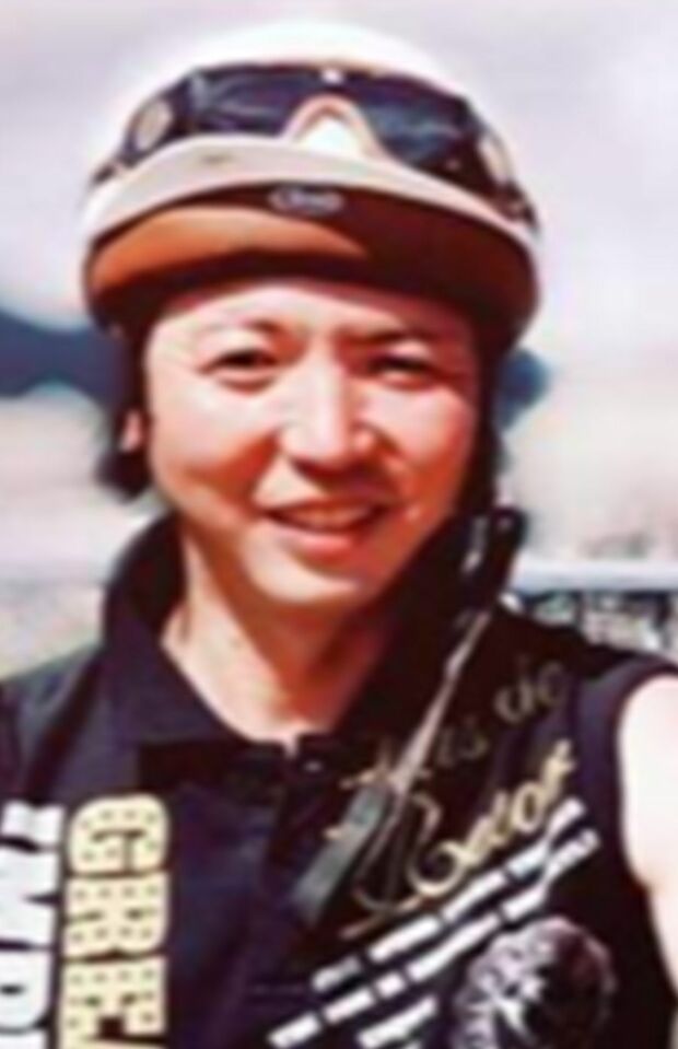 騎乗姿で笑顔をみせる関谷さん（フェイスブックより）