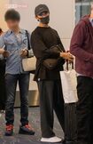 2023年11月、飛行機に搭乗する列に並ぶ赤西。手に持っている紙袋は、愛する家族へのお土産だろうか