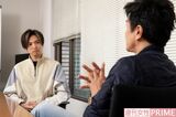 原田龍二（右）を真剣な表情で見つめる桐山漣（左）