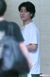 スタッフと話す森本慎太郎。愛用のネックレスは、先輩タレントから重そうだと心配されている