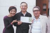 オーストラリアにて。妻・寿々子さんと弟・哲也さんに囲まれて