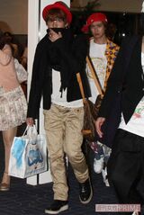 Kis-My-Ft2の千賀健永、後ろは宮田俊哉