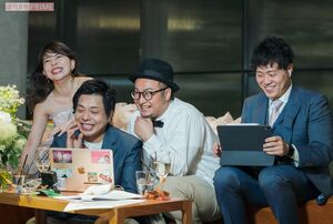 画面の奥にいる出席者と会話する藤田夫妻ら2　（『バンビーノ』藤田裕樹のオンライン結婚式の様子）