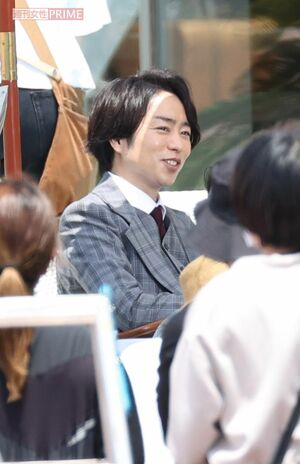 充実した表情で、江口洋介ら共演者と談笑していた櫻井翔