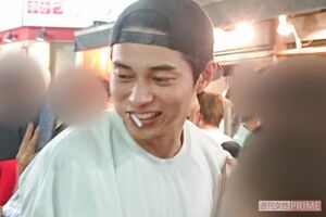 '18年の夏、大衆居酒屋で一般女性と楽しそうに飲んでいた東出。この後、ひとりの女性と夜の街へ