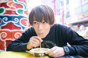 僕がいただいたのは、『ふかひれあんかけ大籠包』。ストローで肉汁を飲むなんて、初めての体験　撮影／矢島泰輔