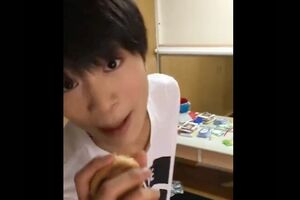 SNS拡散された『美 少年』那須雄登とされる動画、シュークリームを片手に…