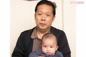 太郎ちゃんを抱く山口敏太郎氏