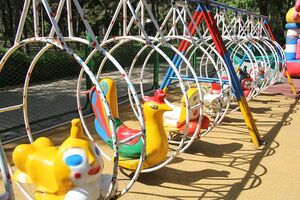 色の塗り分けが雑なアンパンマン遊具が並ぶ（撮影／関上武司）