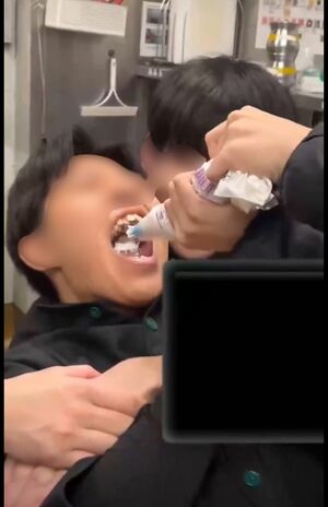 ネットで拡散された『しゃぶ葉』従業員による“バイトテロ”動画。ふざけ合ってホイップクリームを口に絞り込んでいた（SNSより）