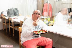 週刊女性に加え、男性週刊誌のインタビュー取材。その後、お弁当をもぐもぐ。街裏ぴんく「体重？　最近絞ってて、110キロです」撮影／齋藤周造