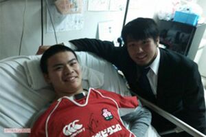 金澤さん（左）は突然、病室を訪れた堀江に驚いたという。（金澤さん提供）