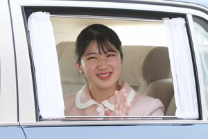 2024年、佐賀県を訪問された際、車窓から大きな所作で手を振られたことが話題に