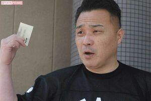 5月中旬、うろたえながら直撃取材に応じる加藤慎平。今でも現役選手さながらの体形を維持