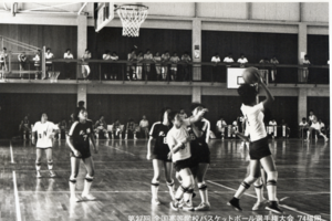 陸上部から種目変更し、高校2年生のときには、全国高等学校バスケットボール選手権大会に出場(中央の白いユニフォームが本人)