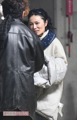 2019年12月、ミュージカル『アニー』コンサートを終えてスタッフと談笑するマルシア