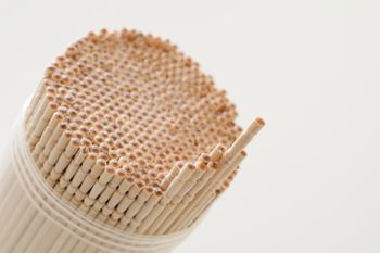 つまようじは世界各国に存在するが、日本ではクロモジの木で作られることが多かったため、黒文字と呼ぶこともある（※画像はイメージです）