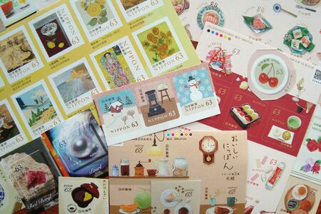 長場さんの切手ストック。「ピッタリ合う切手がないときは、季節の花がおすすめ！」