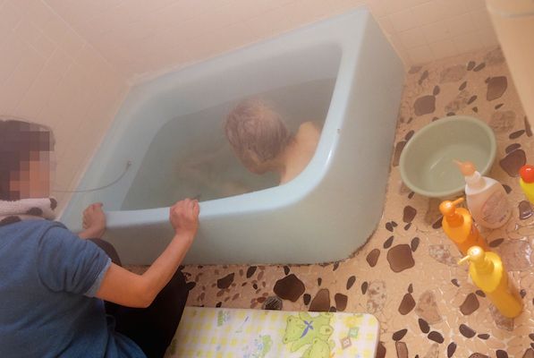 湯船で温まるきよさん。入る前は渋っていたが「気持ちいい~」とご満悦