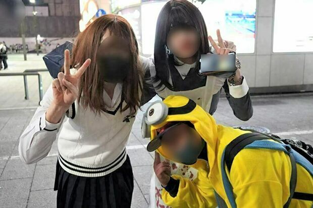 “トー横キッズ”の少女と映る被害男性（右下の黄色い着ぐるみが被害男性・知人提供）