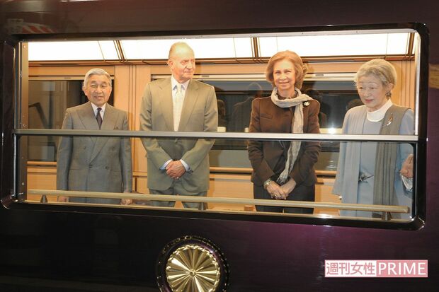 '08年11月。スペイン国王夫妻とともに上皇（当時は天皇）ご夫妻がお召し列車に。茨城県つくば市を訪問された