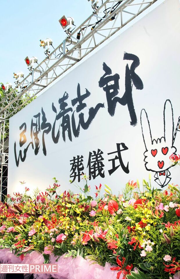 2009年5月に亡くなった忌野清志郎さんの葬儀。自らが描いたウサギのイラストも