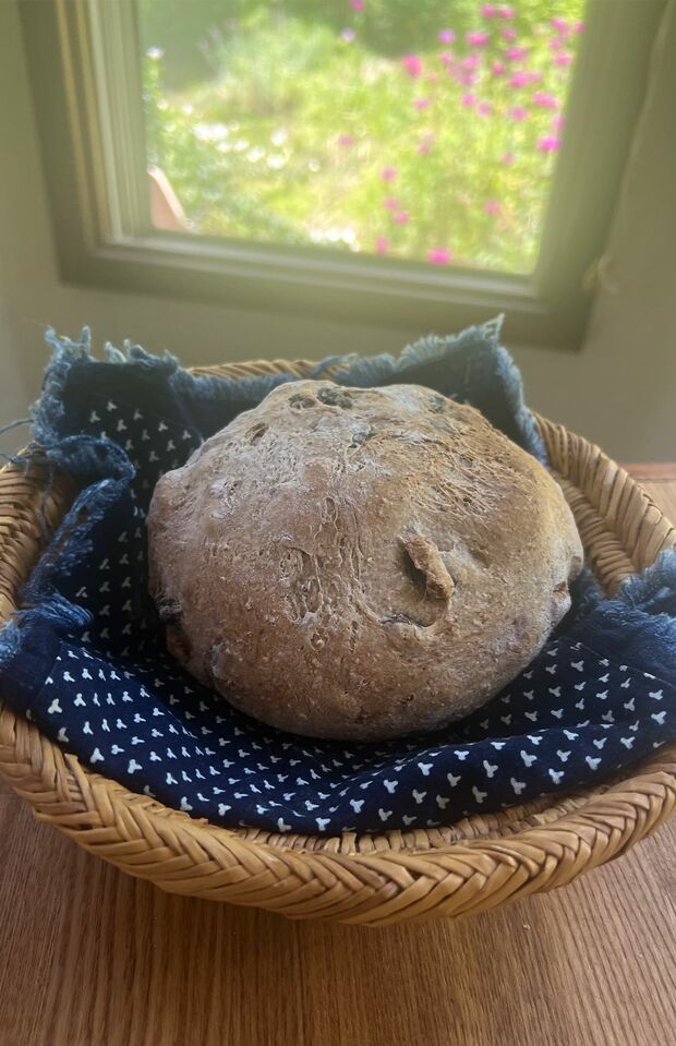 陶芸を教えてくれたご近所さんに渡した、お手製のカンパーニュ。おいしいと好評（写真／ウリウリばあちゃん）