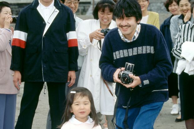 葉山の海岸で遊ばれる3歳のころの眞子さまを写真に収めようとされる秋篠宮さまの姿は普通の“パパ”（'95年5月）