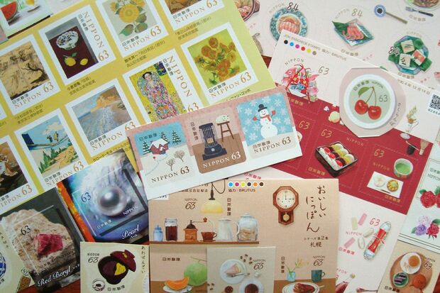 長場さんの切手ストック。「ピッタリ合う切手がないときは、季節の花がおすすめ！」