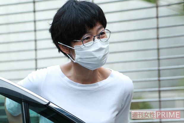 直撃取材を受ける有働由美子