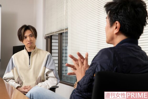 原田龍二（右）を真剣な表情で見つめる桐山漣（左）