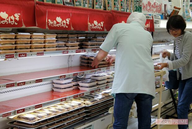 名物秋保おはぎは、2個216円（税込み）〜10個売りまで、この棚に続々と用意