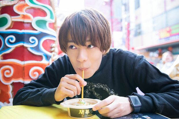 僕がいただいたのは、『ふかひれあんかけ大籠包』。ストローで肉汁を飲むなんて、初めての体験　撮影／矢島泰輔