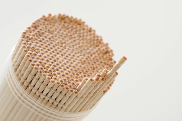 つまようじは世界各国に存在するが、日本ではクロモジの木で作られることが多かったため、黒文字と呼ぶこともある（※画像はイメージです）