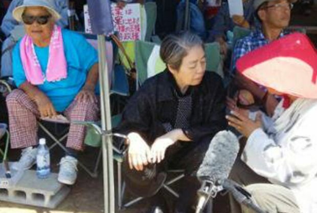 2015年に辺野古で座り込みをするテントを訪れた樹木さん＝写真中央（読者提供）