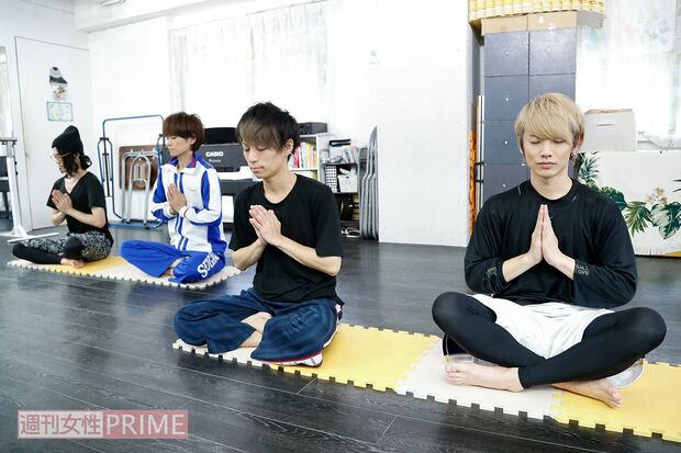 合掌してクールダウンする面々。だいぶ堪えた模様