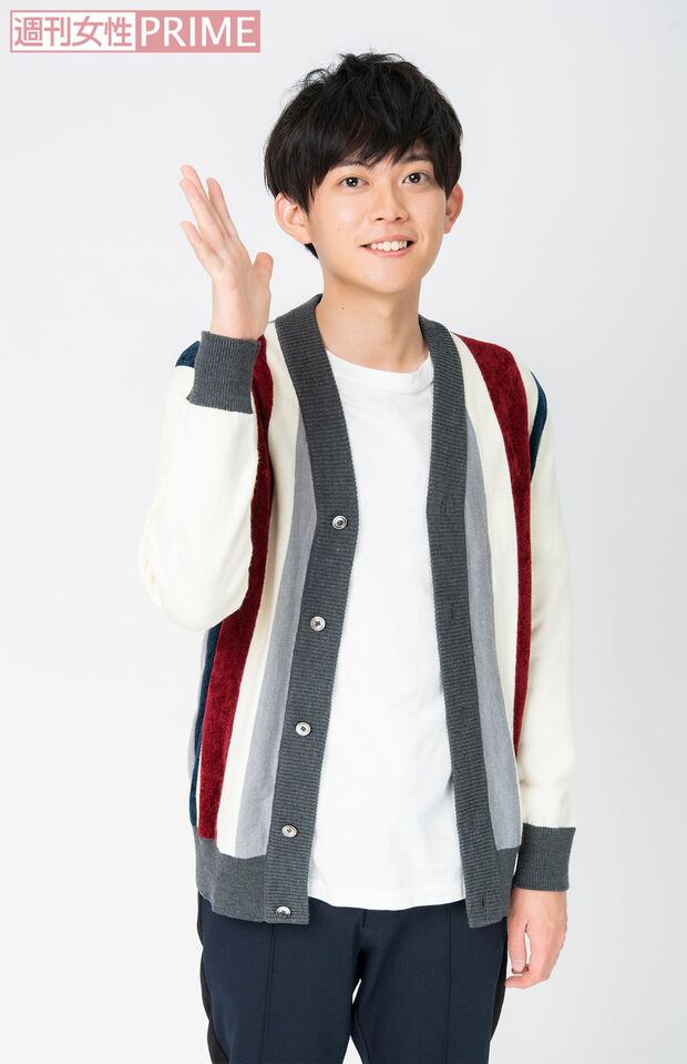 クイズを出すポーズもさまになっているイケメン東大生・松丸亮吾