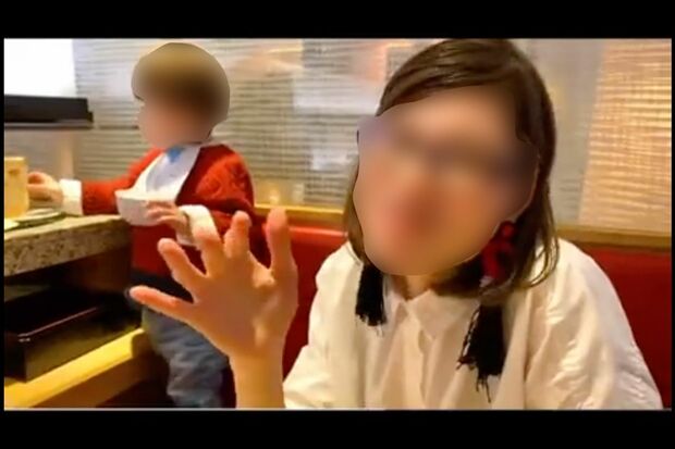 ネットで拡散されている、回転寿司店でレーンに流れる商品を触る次男の動画（一部、編集部加工）
