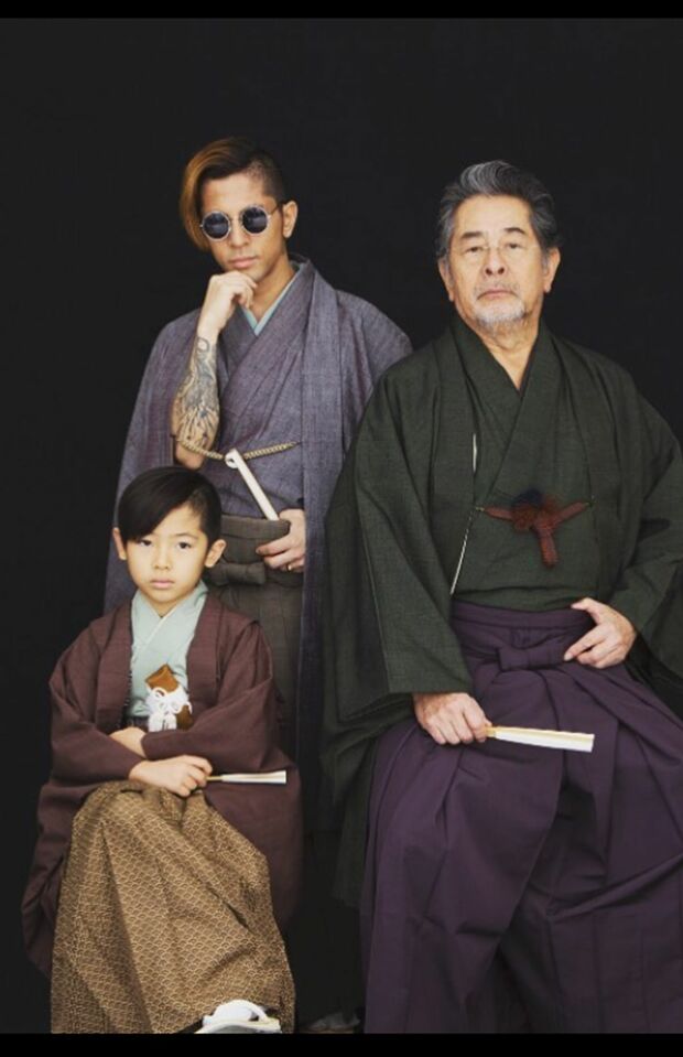 追悼コメントとともにアップされた親子三代での写真（降谷建志のインスタグラムより）