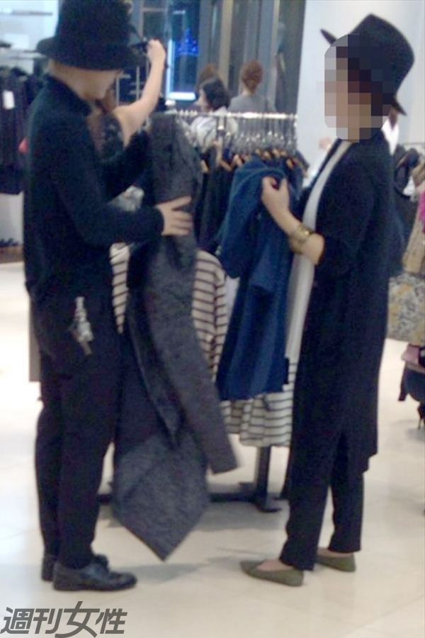 今ドキの丸眼鏡にオシャレな山田涼介(左)と母親(右)は店内でも目立っていた('15年)