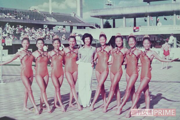 井村コーチ（中央）とシンクロ日本代表メンバーと。16歳の二村さん（左から3番目）