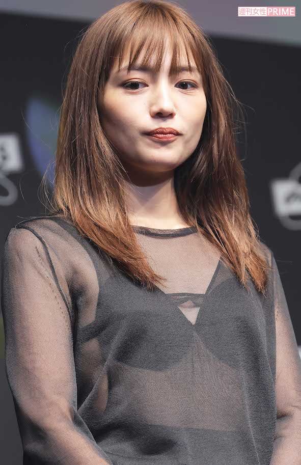 『ananAWARD2023』授賞式に大胆な肌見せで登場した川口春奈