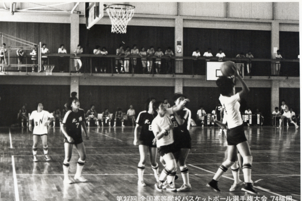 陸上部から種目変更し、高校2年生のときには、全国高等学校バスケットボール選手権大会に出場（中央の白いユニフォームが本人）