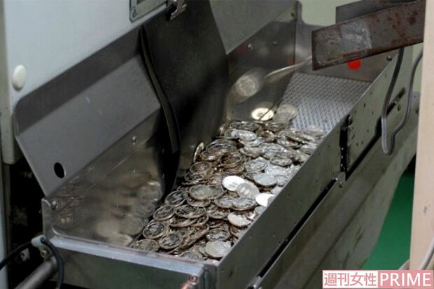 プレス機で貨幣の模様をつける「圧印」を経て、次々と排出される通常貨幣。