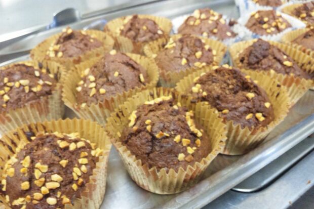 【チョコレートマフィン】松丸先生から全児童へバレンタインのプレゼントメニュー。「“今は男からチョコを渡す時代なんだよ”と男子には伝えました」。女子児童は、レシピがほしいと大行列