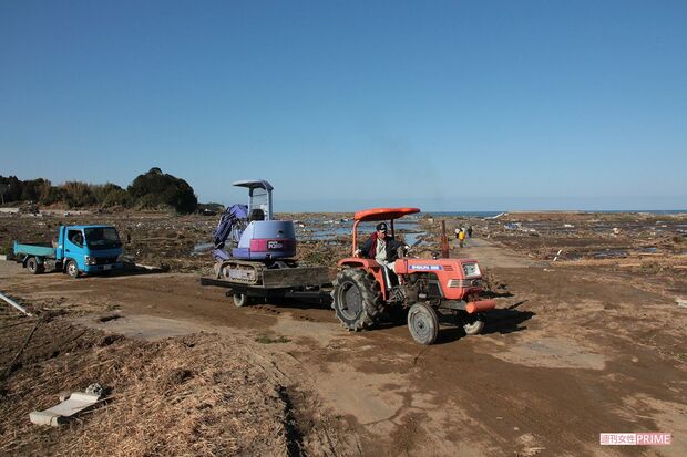 震災の翌日、まだ救援などは来ておらず、地元の人たちが重機を使って自主的に動いていた（2011年3月12日）