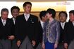 第2次高市改造内閣で復興大臣に任命された細野豪志氏と見つめ合う高市早苗首相